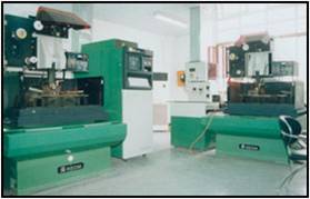Slow- feeding wire cut machine